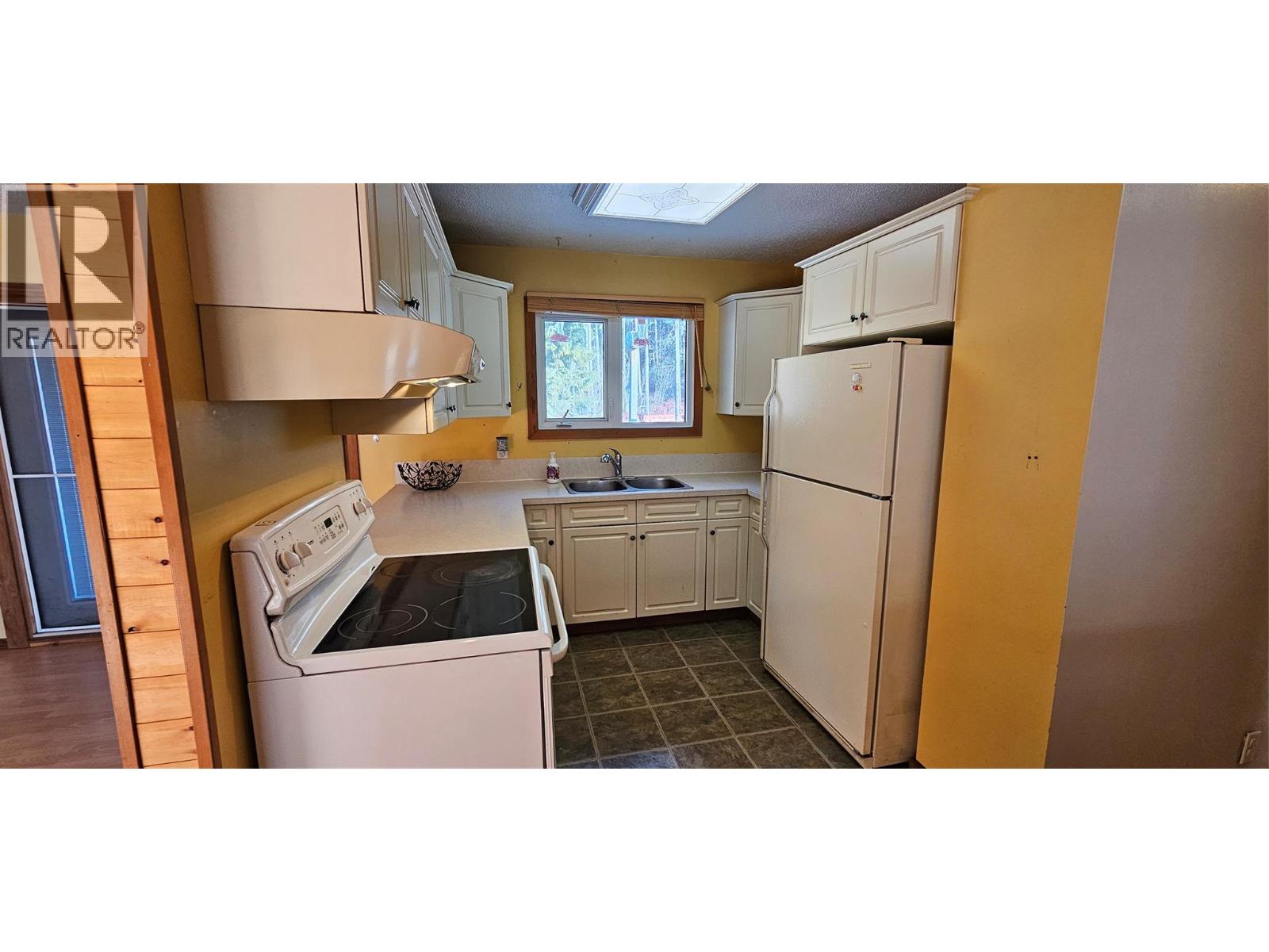 432 White Birch Crescent, Sparwood, British Columbia  V0B 2G0 - Photo 4 - 10374026