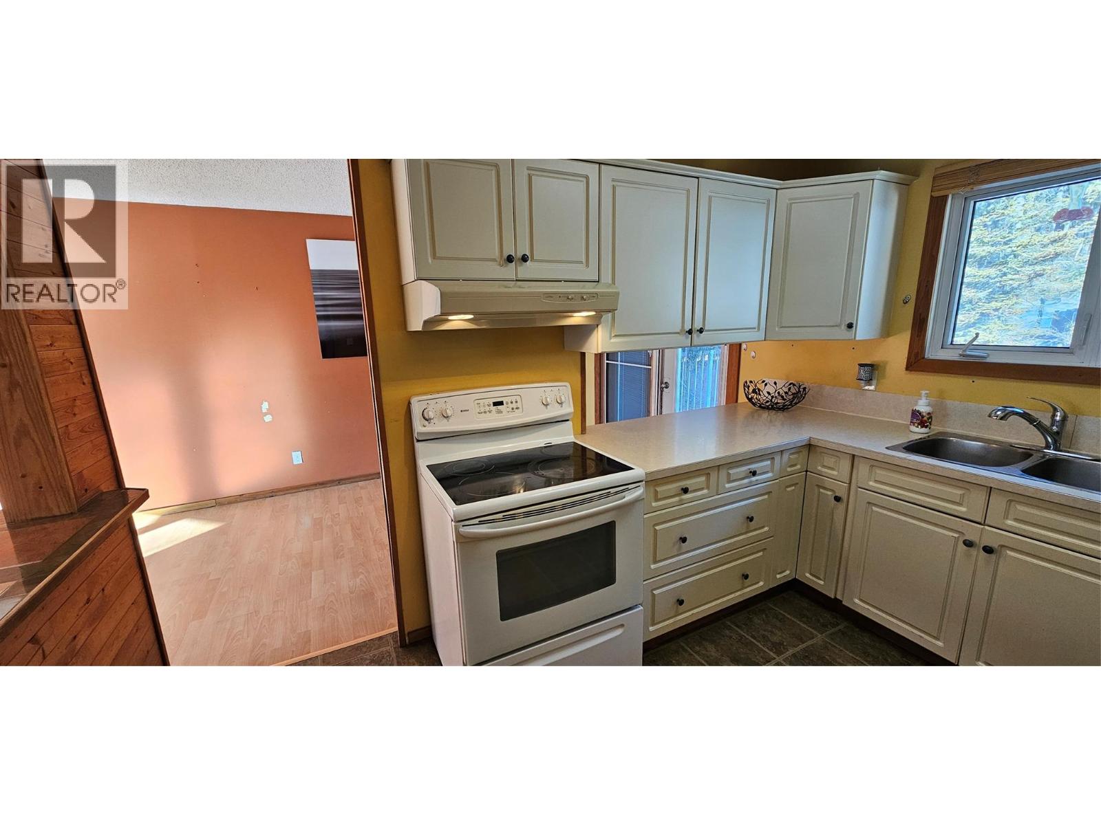 432 White Birch Crescent, Sparwood, British Columbia  V0B 2G0 - Photo 5 - 10374026