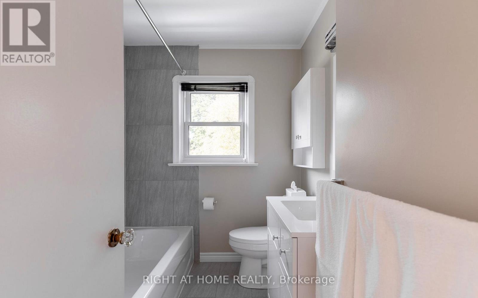 15 Burnelm Drive, Toronto, Ontario  M9B 4N2 - Photo 4 - W12737282