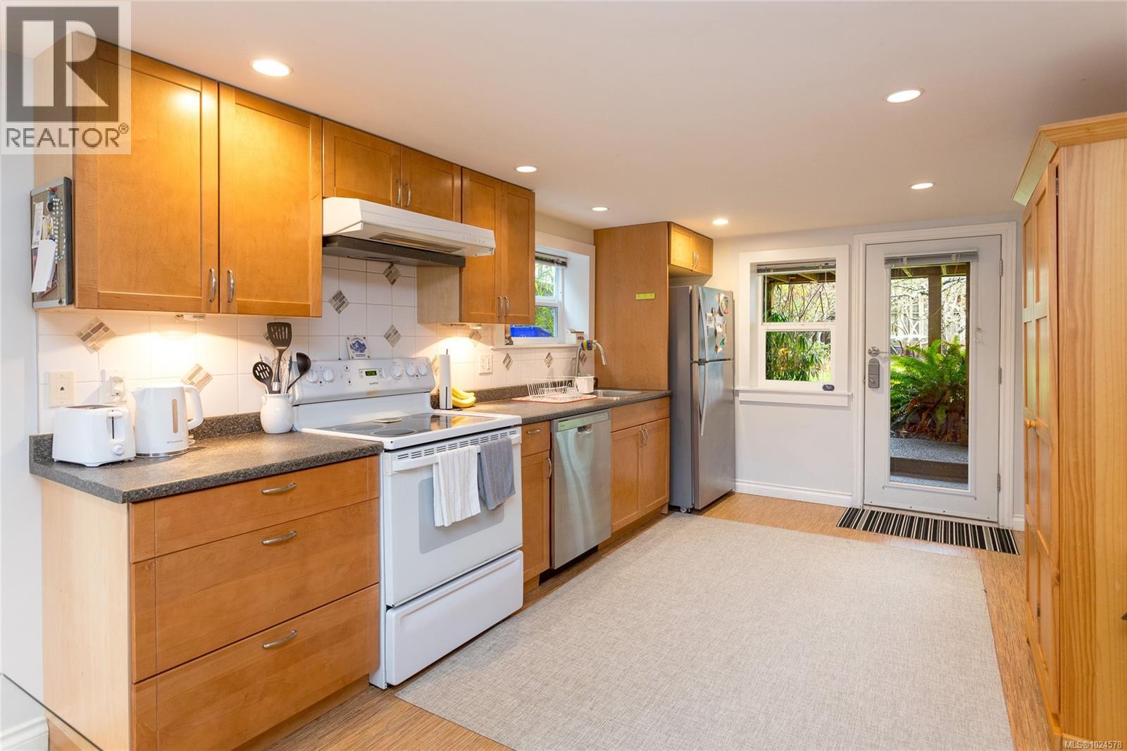 160 Joseph St, Victoria, British Columbia V8S 3H5 - Photo 32 - 1024578