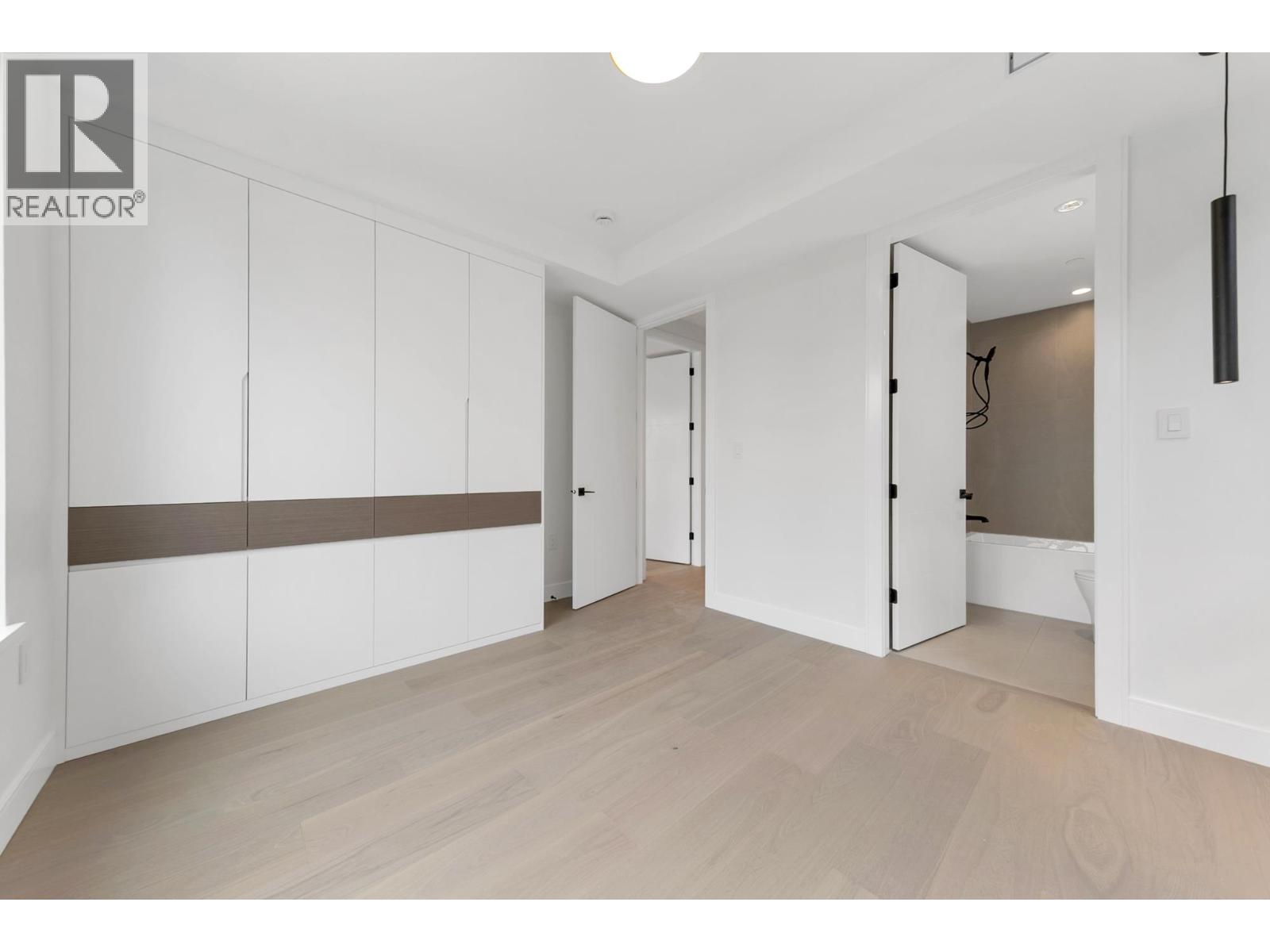 Listing Picture 25 of 37 : 2 4023 W 18TH AVENUE, Vancouver / 溫哥華 - 魯藝地產 Yvonne Lu Group - MLS Medallion Club Member