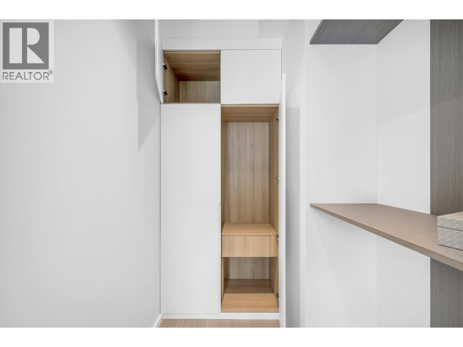 Listing Picture 24 of 37 : 2 4023 W 18TH AVENUE, Vancouver / 溫哥華 - 魯藝地產 Yvonne Lu Group - MLS Medallion Club Member