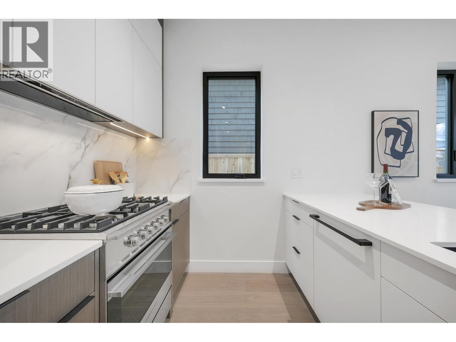 Listing Picture 9 of 37 : 2 4023 W 18TH AVENUE, Vancouver / 溫哥華 - 魯藝地產 Yvonne Lu Group - MLS Medallion Club Member