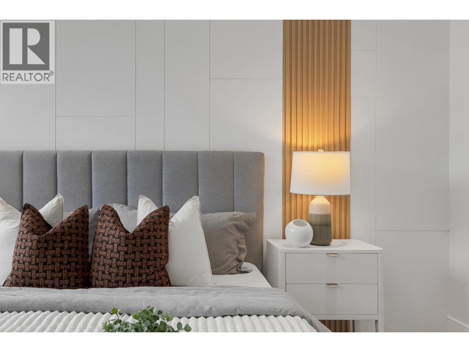 Listing Picture 21 of 37 : 2 4023 W 18TH AVENUE, Vancouver / 溫哥華 - 魯藝地產 Yvonne Lu Group - MLS Medallion Club Member