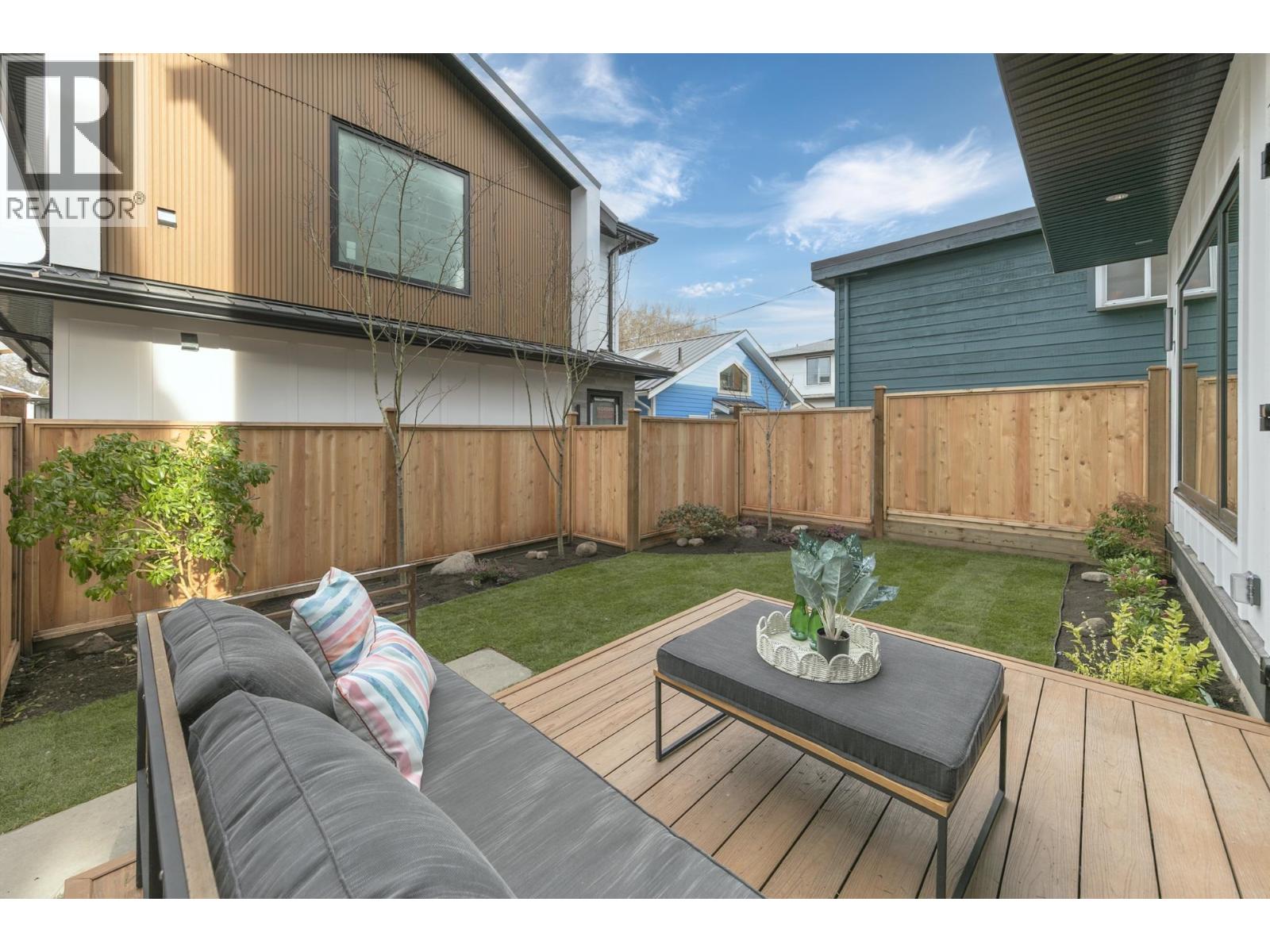 Listing Picture 15 of 37 : 2 4023 W 18TH AVENUE, Vancouver / 溫哥華 - 魯藝地產 Yvonne Lu Group - MLS Medallion Club Member