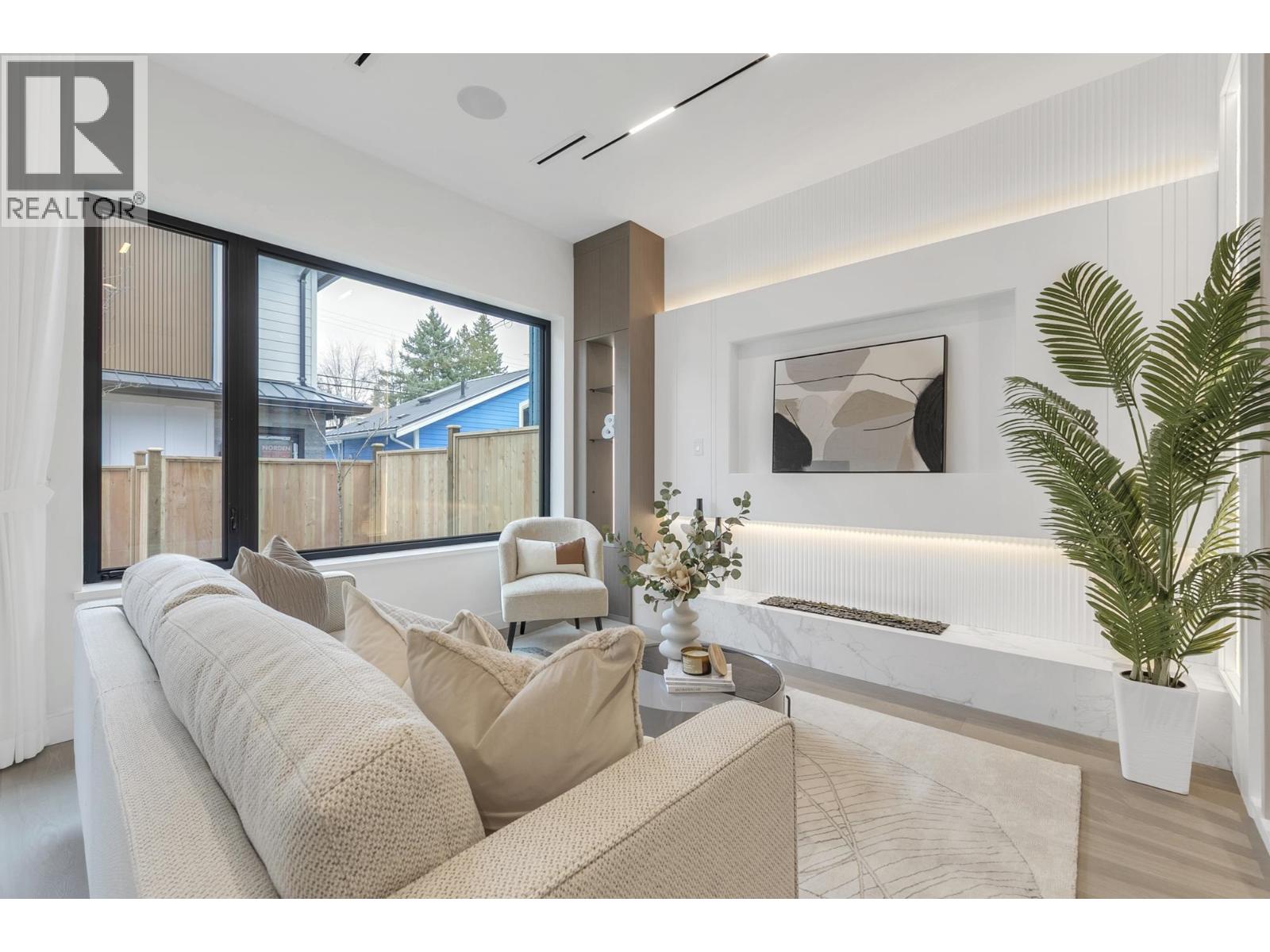 Listing Picture 3 of 37 : 2 4023 W 18TH AVENUE, Vancouver / 溫哥華 - 魯藝地產 Yvonne Lu Group - MLS Medallion Club Member