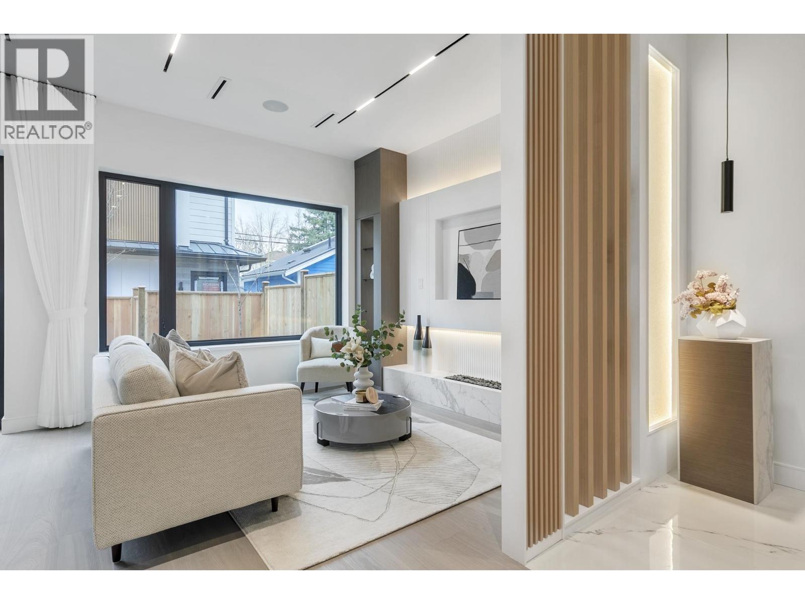 Listing Picture 2 of 37 : 2 4023 W 18TH AVENUE, Vancouver / 溫哥華 - 魯藝地產 Yvonne Lu Group - MLS Medallion Club Member