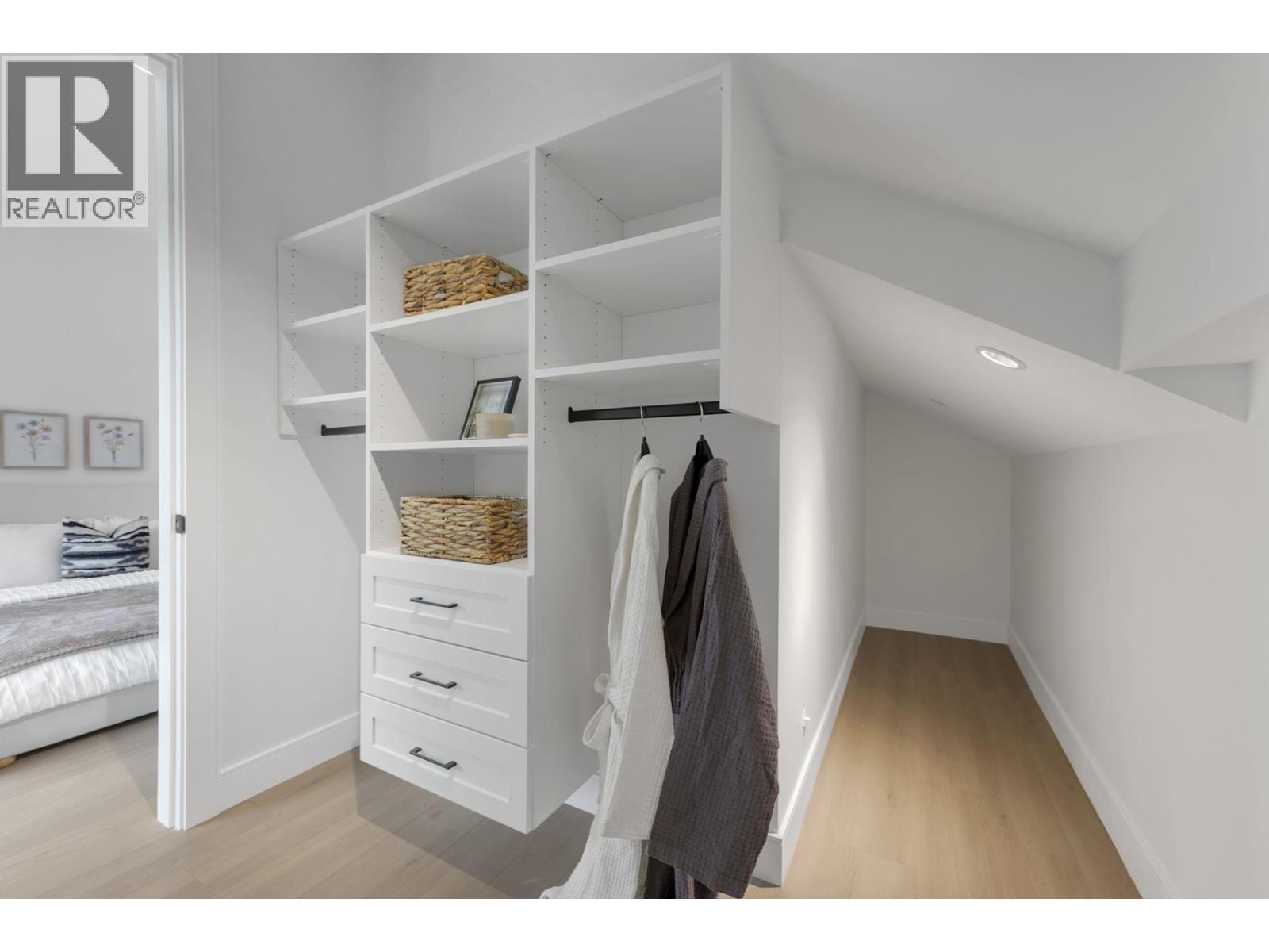 Listing Picture 32 of 37 : 2 4023 W 18TH AVENUE, Vancouver / 溫哥華 - 魯藝地產 Yvonne Lu Group - MLS Medallion Club Member