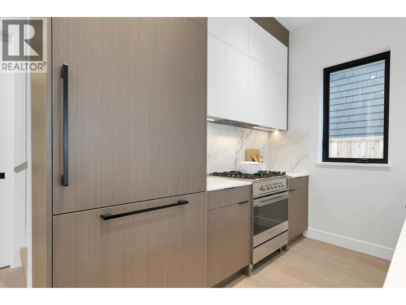 Listing Picture 8 of 37 : 2 4023 W 18TH AVENUE, Vancouver / 溫哥華 - 魯藝地產 Yvonne Lu Group - MLS Medallion Club Member