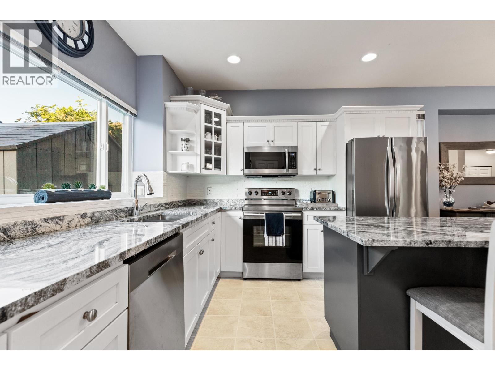 24107 102 Avenue, Maple Ridge, British Columbia  V2W 2A2 - Photo 1 - R3076564