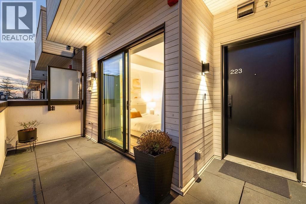 223 650 E 2ND STREET, North Vancouver, British Columbia