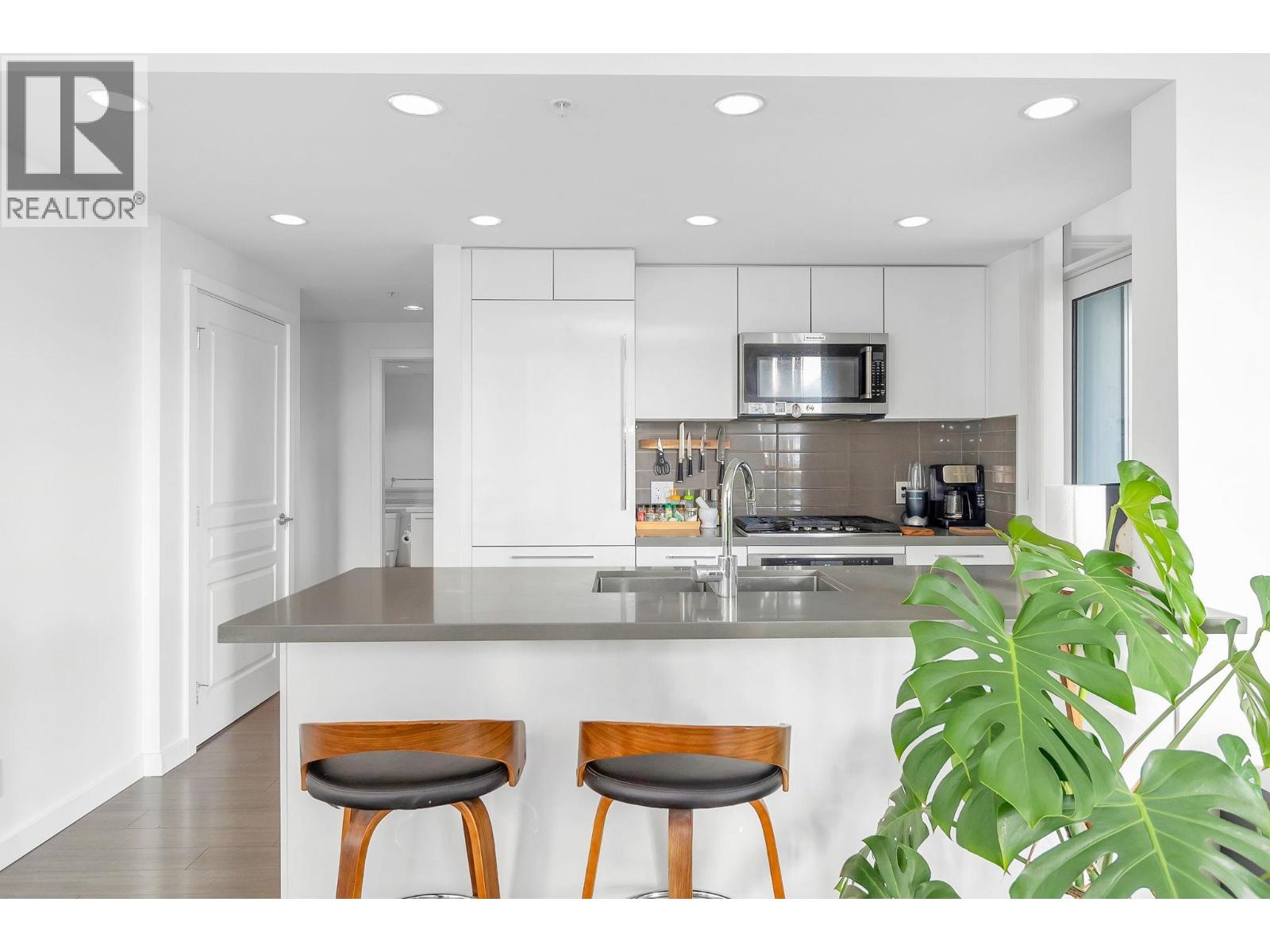 902 3093 Windsor Gate, Coquitlam, British Columbia  V3E 3N2 - Photo 10 - R3084351