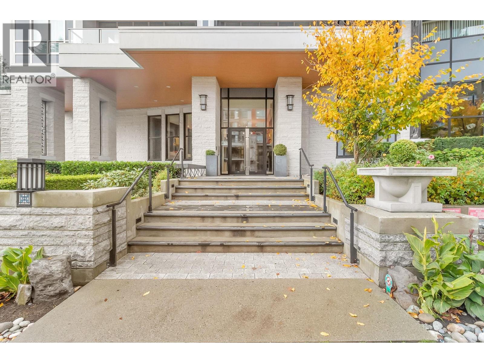 902 3093 Windsor Gate, Coquitlam, British Columbia  V3E 3N2 - Photo 3 - R3084351