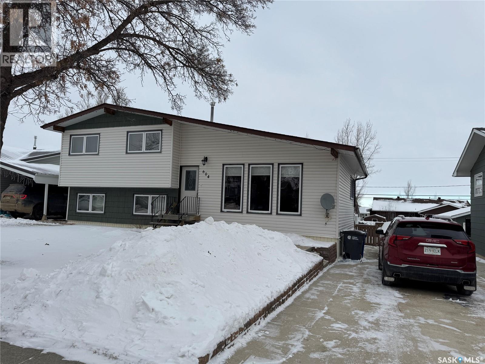 604 5th Avenue W, Assiniboia, Saskatchewan  S0H 0B0 - Photo 2 - SK027503