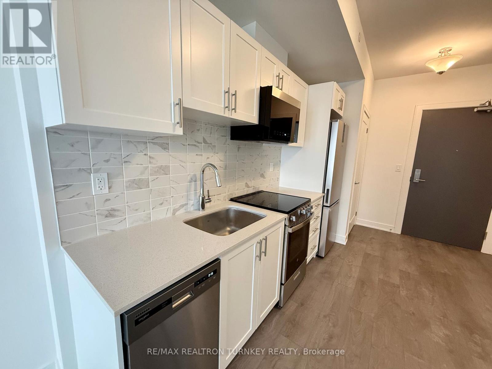 1305 - 705 Davis Drive, Newmarket, Ontario  L3Y 0J1 - Photo 3 - N12737350