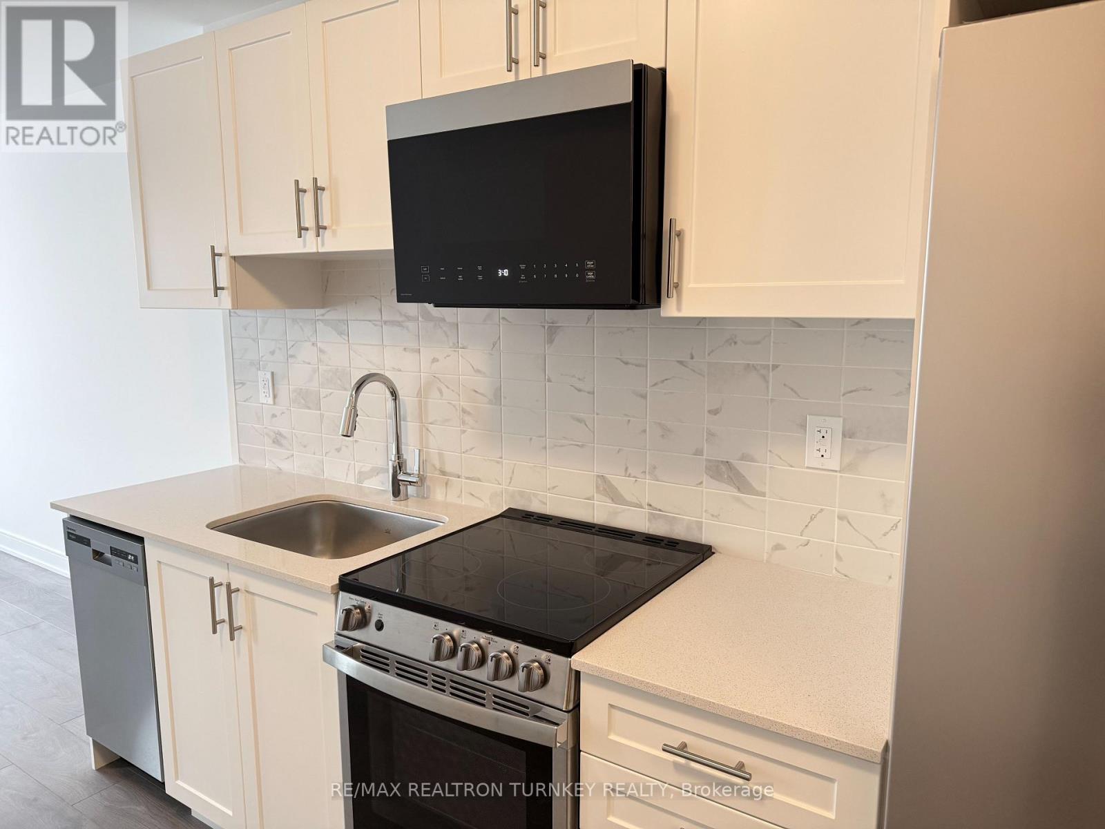 1305 - 705 Davis Drive, Newmarket, Ontario  L3Y 0J1 - Photo 5 - N12737350