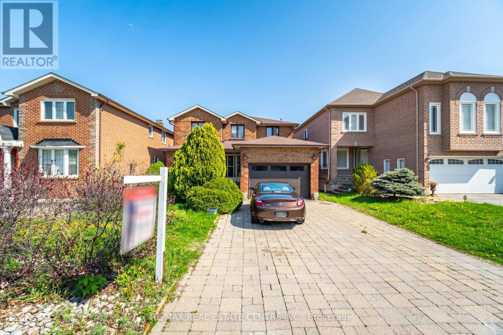 262 Boxmoor Place, Mississauga, Ontario  L5B 3L4 - Photo 2 - W12737332