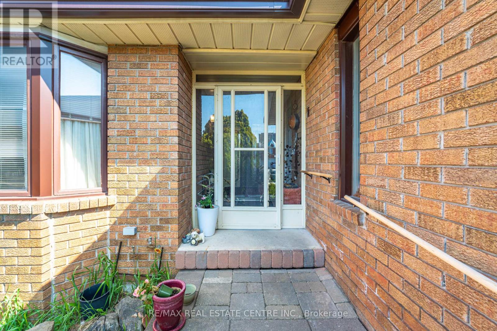 262 Boxmoor Place, Mississauga, Ontario  L5B 3L4 - Photo 4 - W12737332