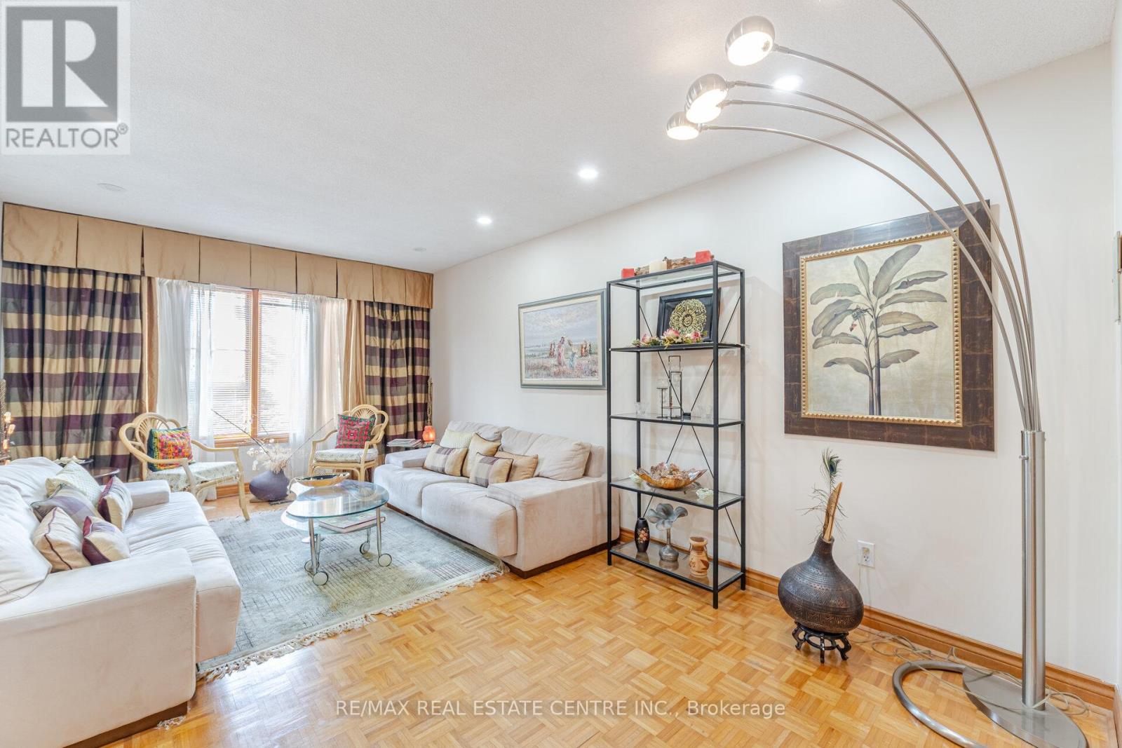 262 Boxmoor Place, Mississauga, Ontario  L5B 3L4 - Photo 9 - W12737332