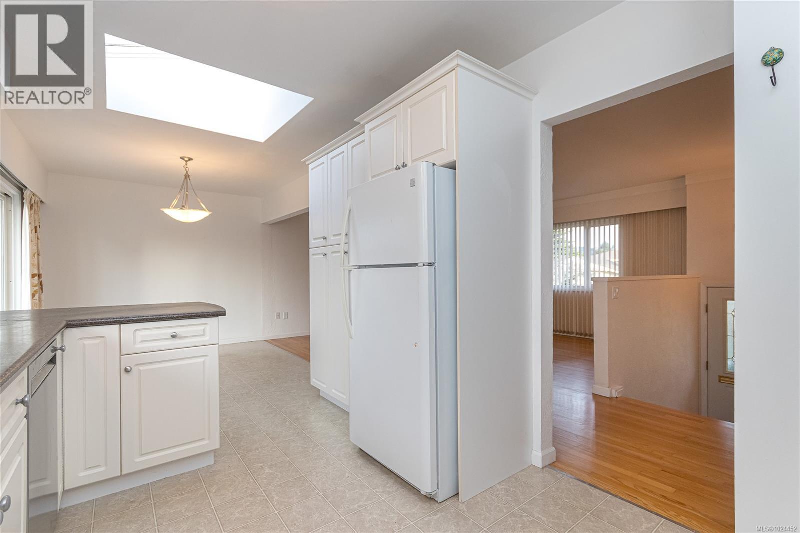 1697 Cedarwood Close, Saanich, British Columbia  V8N 1H1 - Photo 4 - 1024452