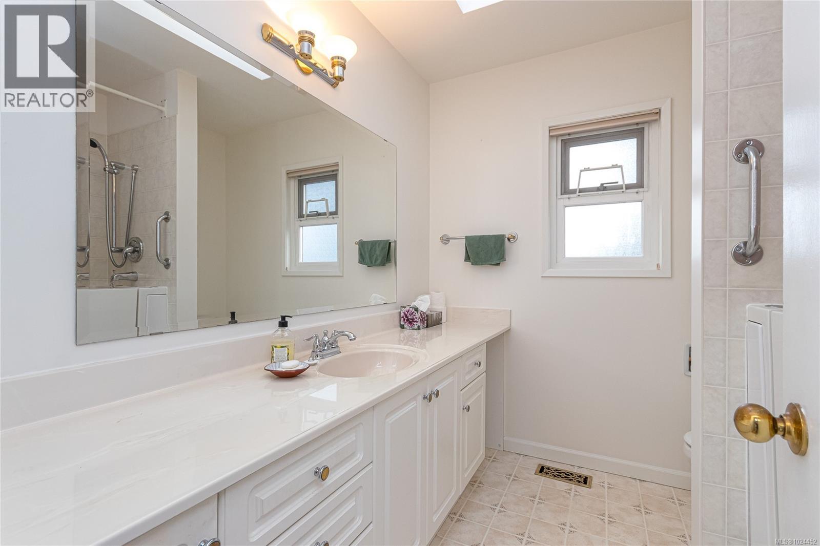 1697 Cedarwood Close, Saanich, British Columbia  V8N 1H1 - Photo 7 - 1024452