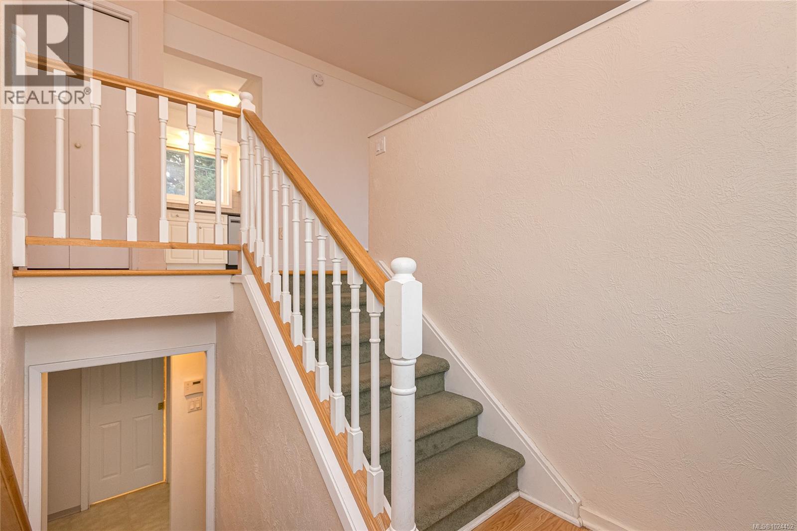 1697 Cedarwood Close, Saanich, British Columbia  V8N 1H1 - Photo 2 - 1024452