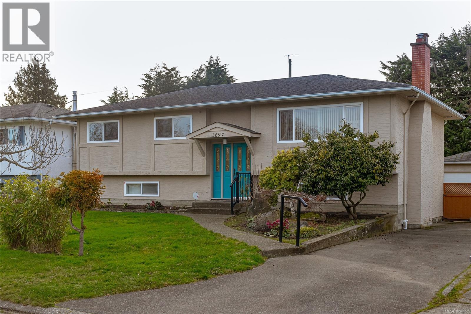 1697 Cedarwood Close, Saanich, British Columbia  V8N 1H1 - Photo 1 - 1024452