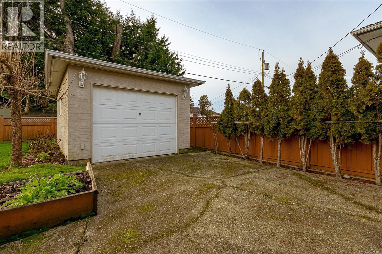 1697 Cedarwood Close, Saanich, British Columbia  V8N 1H1 - Photo 23 - 1024452