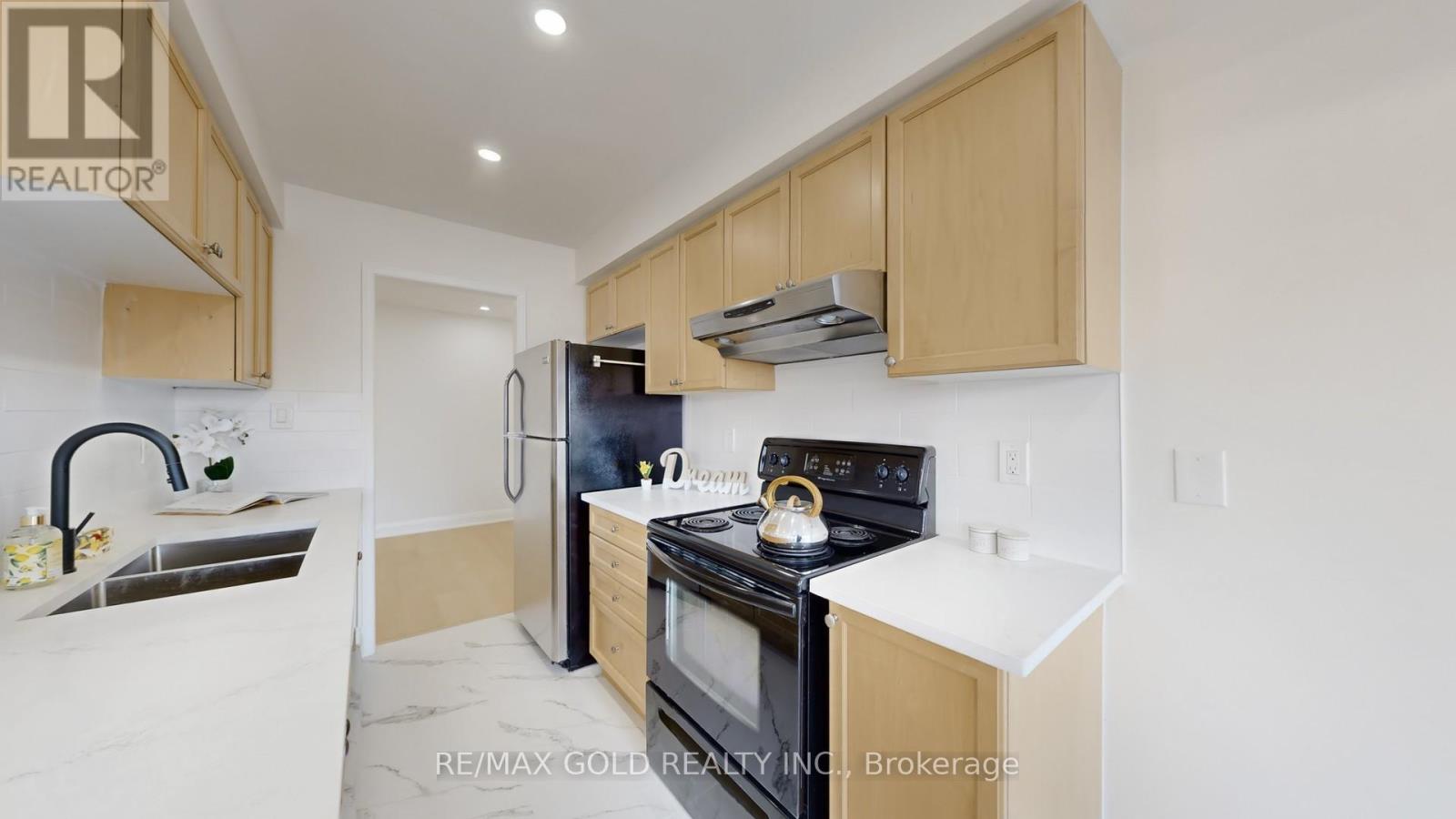 26 Applegrove Court, Brampton, Ontario  L6R 2Y8 - Photo 10 - W12714312