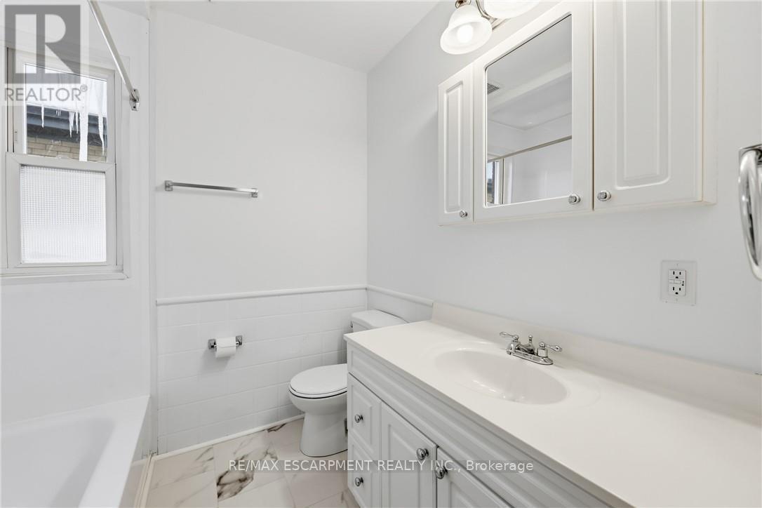 Upper - 51 Barnesdale Avenue S, Hamilton, Ontario  L8M 2V3 - Photo 12 - X12737394