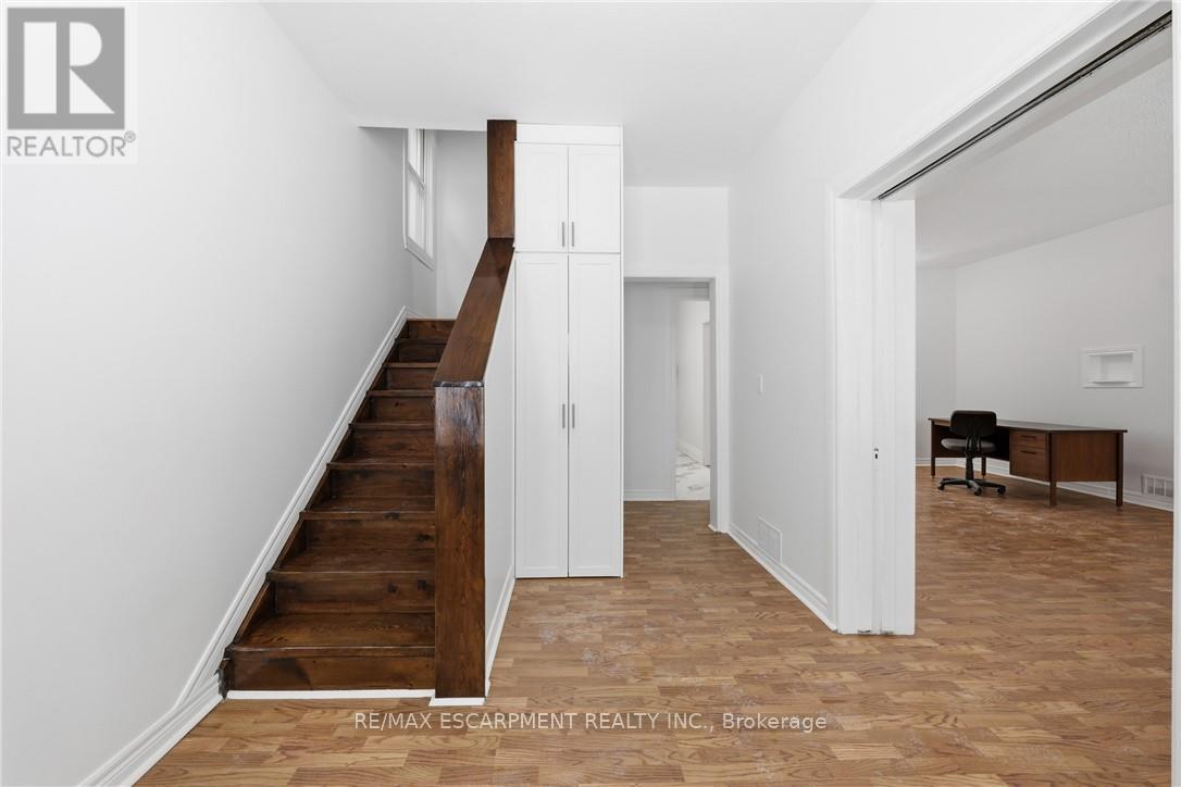 Upper - 51 Barnesdale Avenue S, Hamilton, Ontario  L8M 2V3 - Photo 4 - X12737394