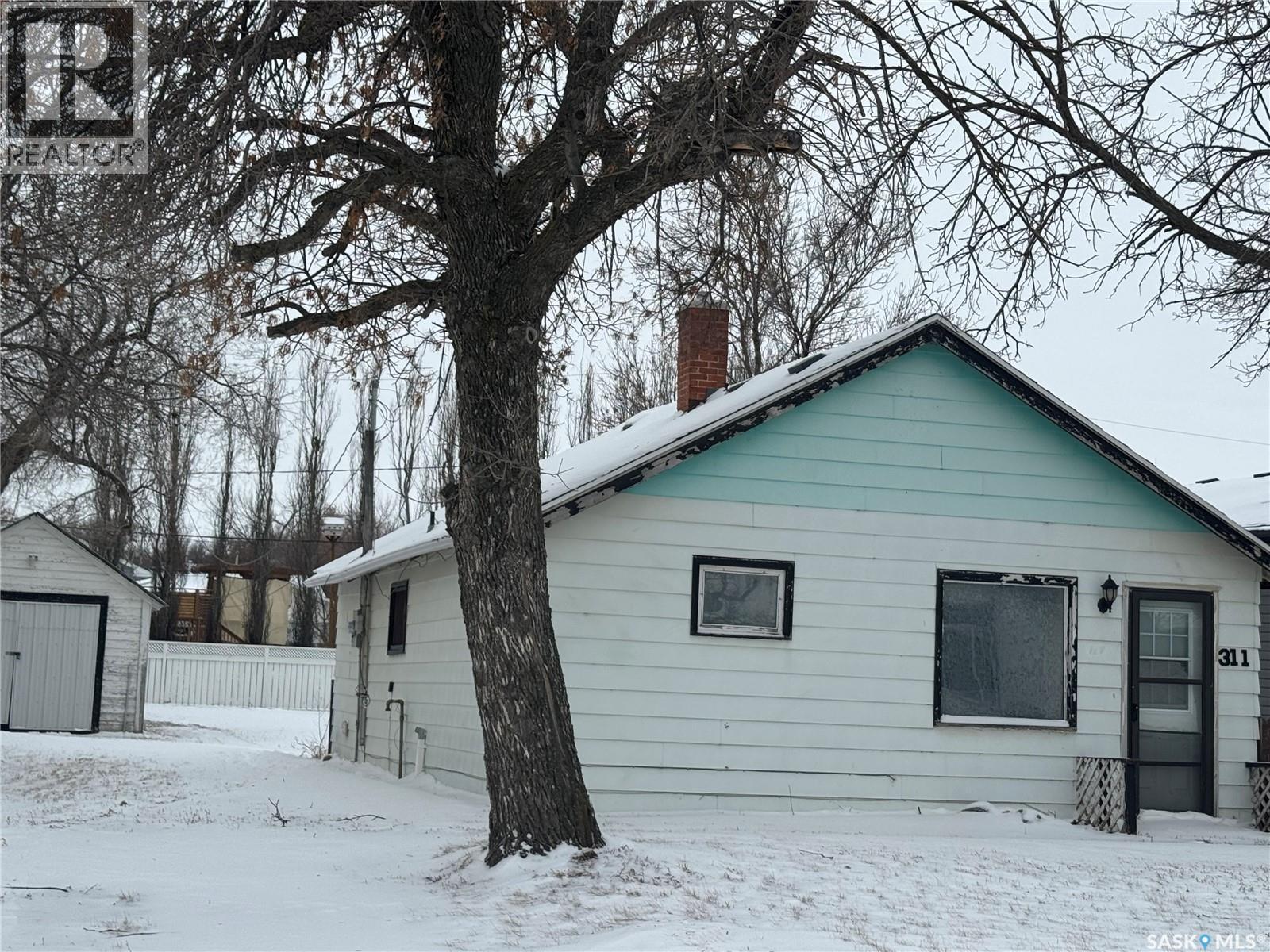 311 2nd Avenue W, Assiniboia, Saskatchewan  S0H 0B0 - Photo 1 - SK027444