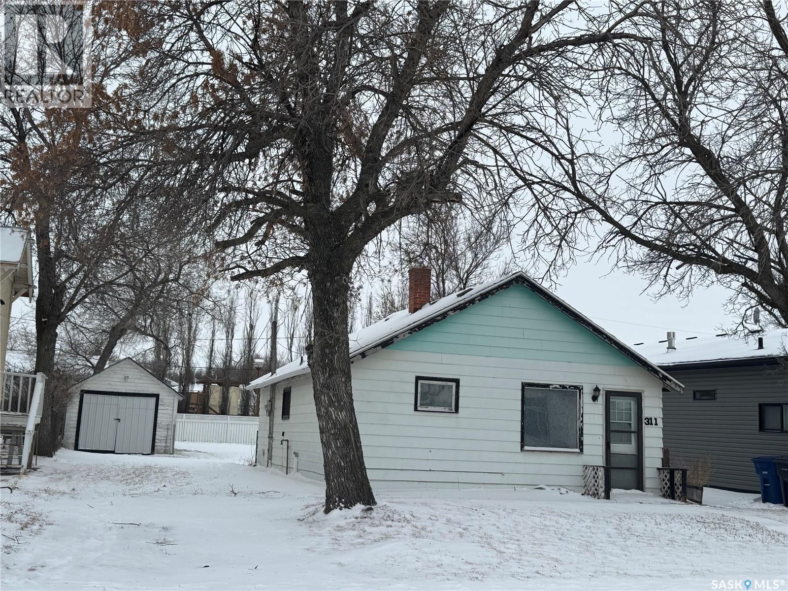 311 2nd Avenue W, Assiniboia, Saskatchewan  S0H 0B0 - Photo 2 - SK027444