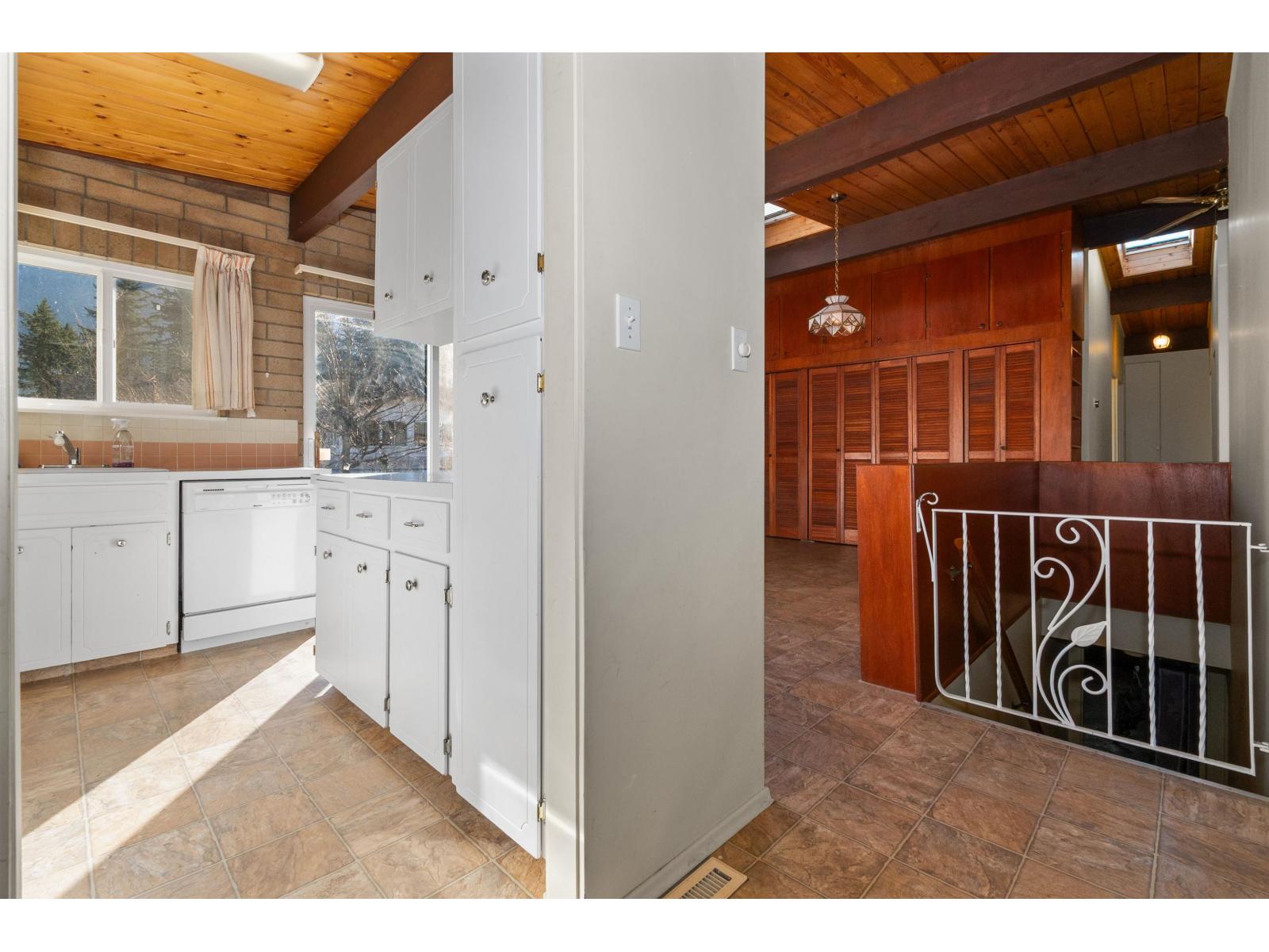 560 Wardle Street, Hope, Hope, British Columbia  V0X 1L0 - Photo 4 - R3084405