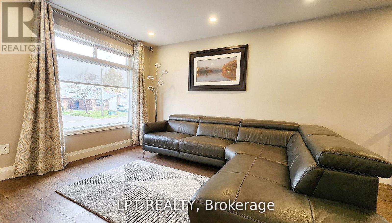 48 Maplehurst Crescent, Barrie, Ontario  L4M 4X2 - Photo 4 - S12737442