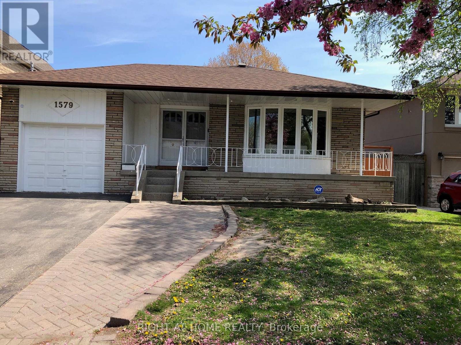 1579 Ogden Avenue E, Mississauga, Ontario  L5E 2H9 - Photo 1 - W12737460