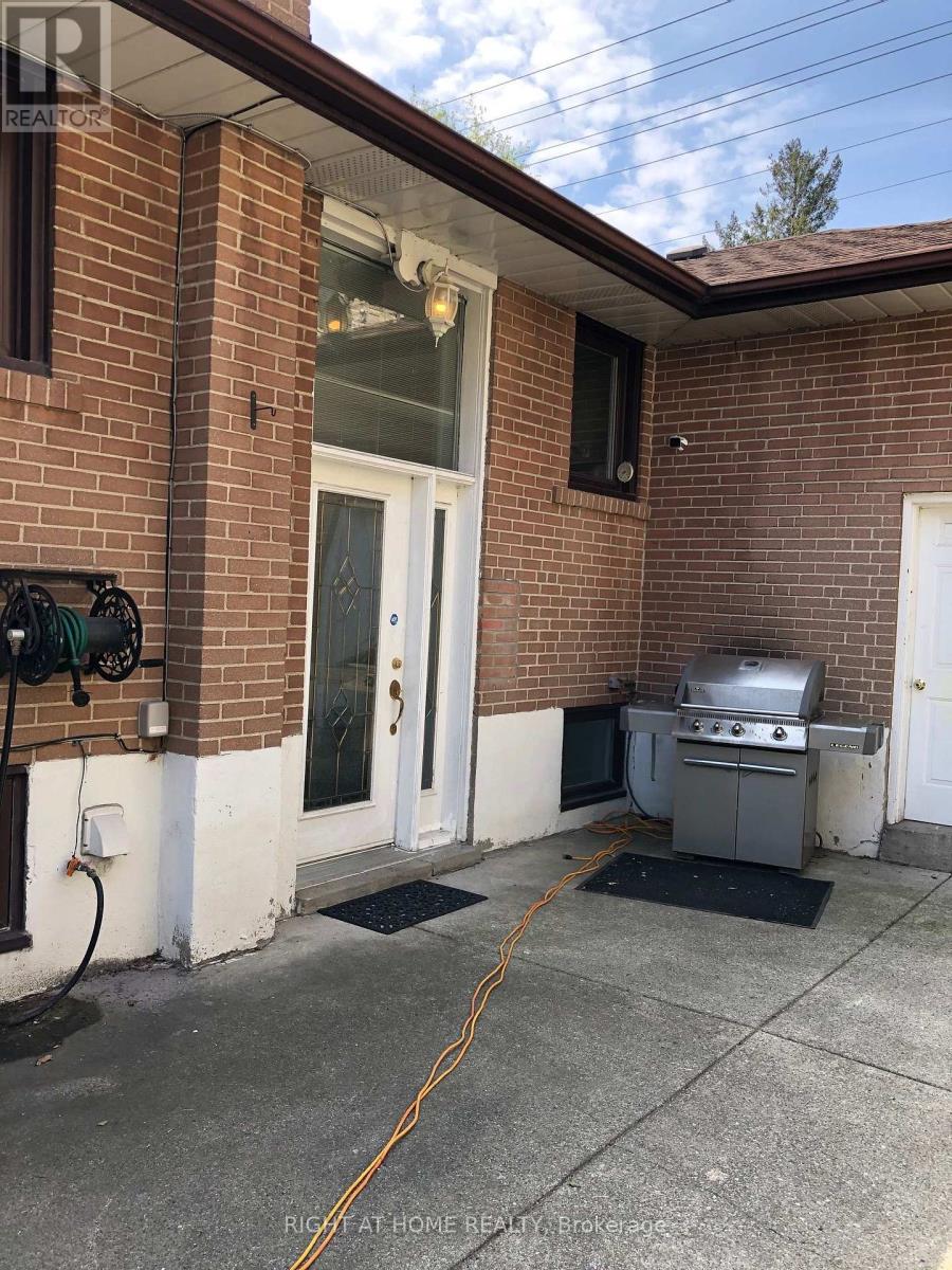 1579 Ogden Avenue E, Mississauga, Ontario  L5E 2H9 - Photo 2 - W12737460