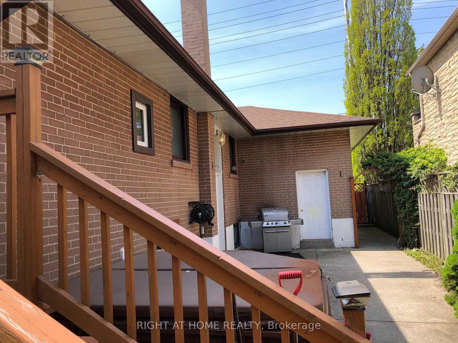 1579 Ogden Avenue E, Mississauga, Ontario  L5E 2H9 - Photo 4 - W12737460