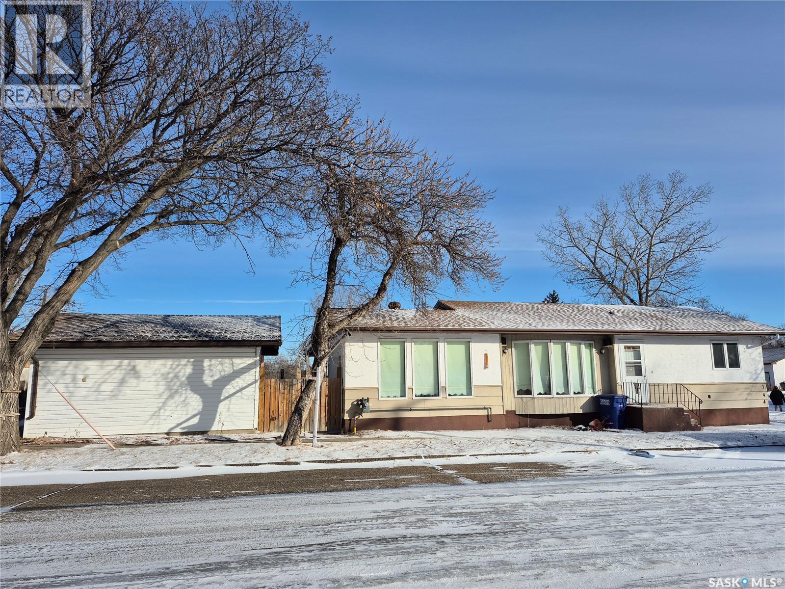 144 2nd Street W, Ponteix, Saskatchewan  S0N 1Z0 - Photo 2 - SK027577