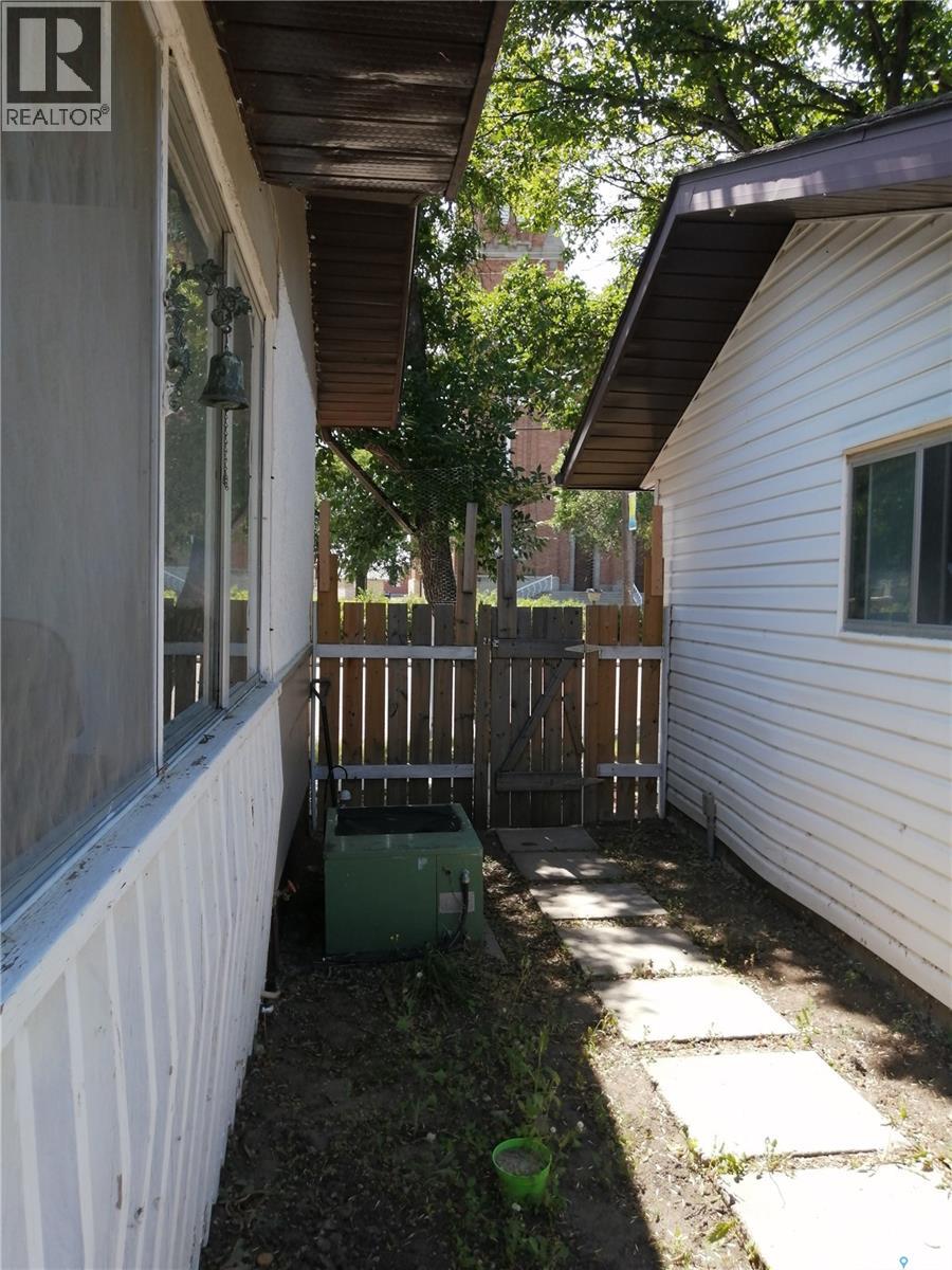 144 2nd Street W, Ponteix, Saskatchewan  S0N 1Z0 - Photo 24 - SK027577