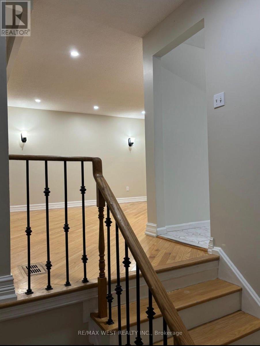 4 Dantek Court, Brampton, Ontario  L6V 3T4 - Photo 3 - W12650826