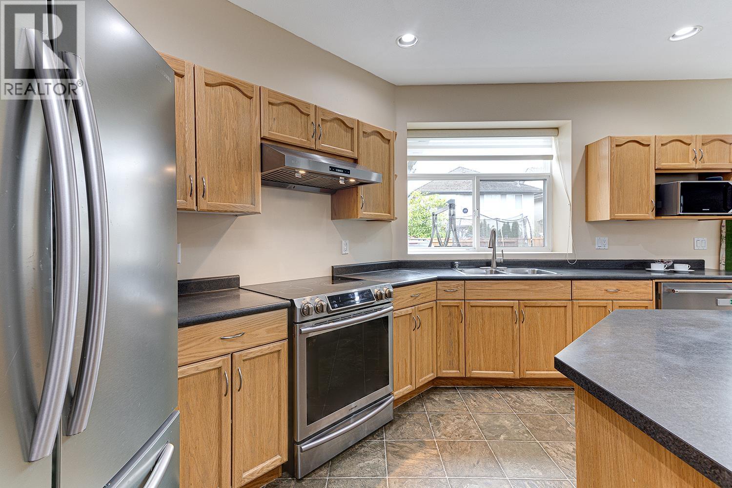 1077 Riverside Drive, Port Coquitlam, British Columbia  V3B 8A7 - Photo 7 - R3084418