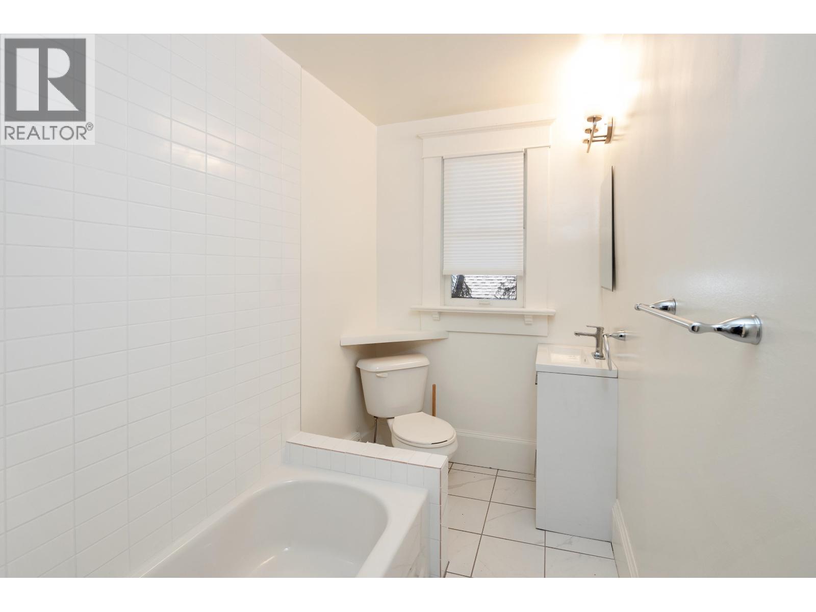#2 (Top Floor) 2176 W 13 Avenue, Vancouver, British Columbia  V6K 2S1 - Photo 13 - R3084393
