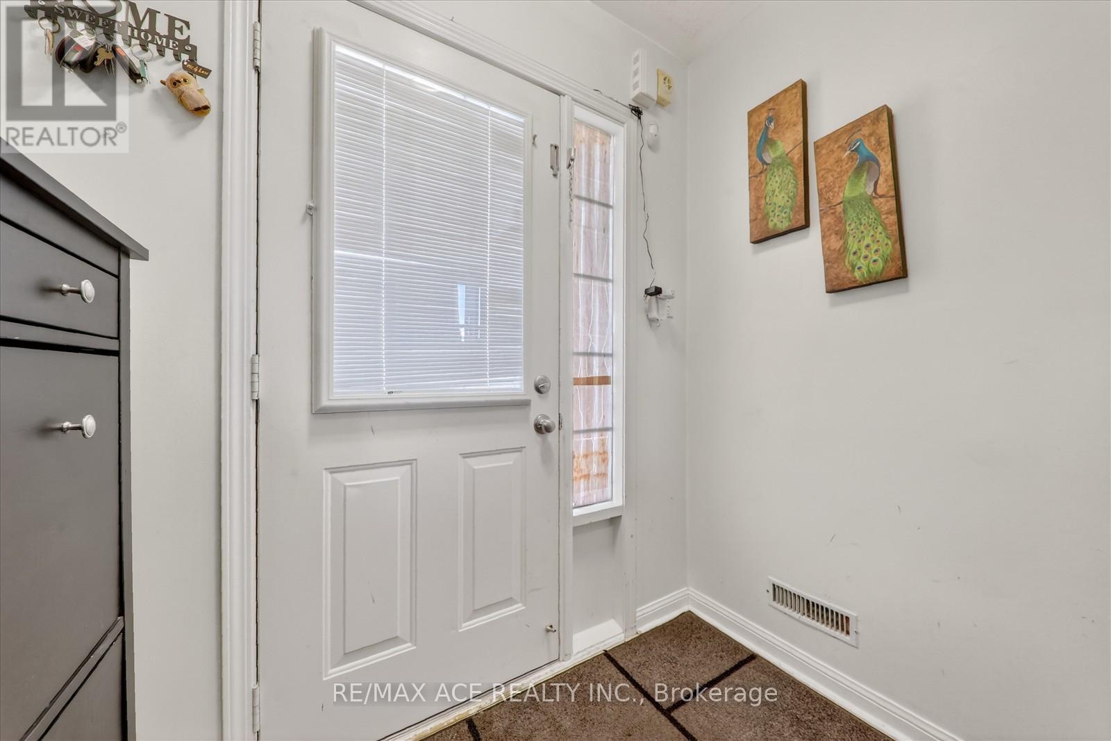 111 Dunlop Court, Brampton, Ontario  L6X 5A6 - Photo 5 - W12737510