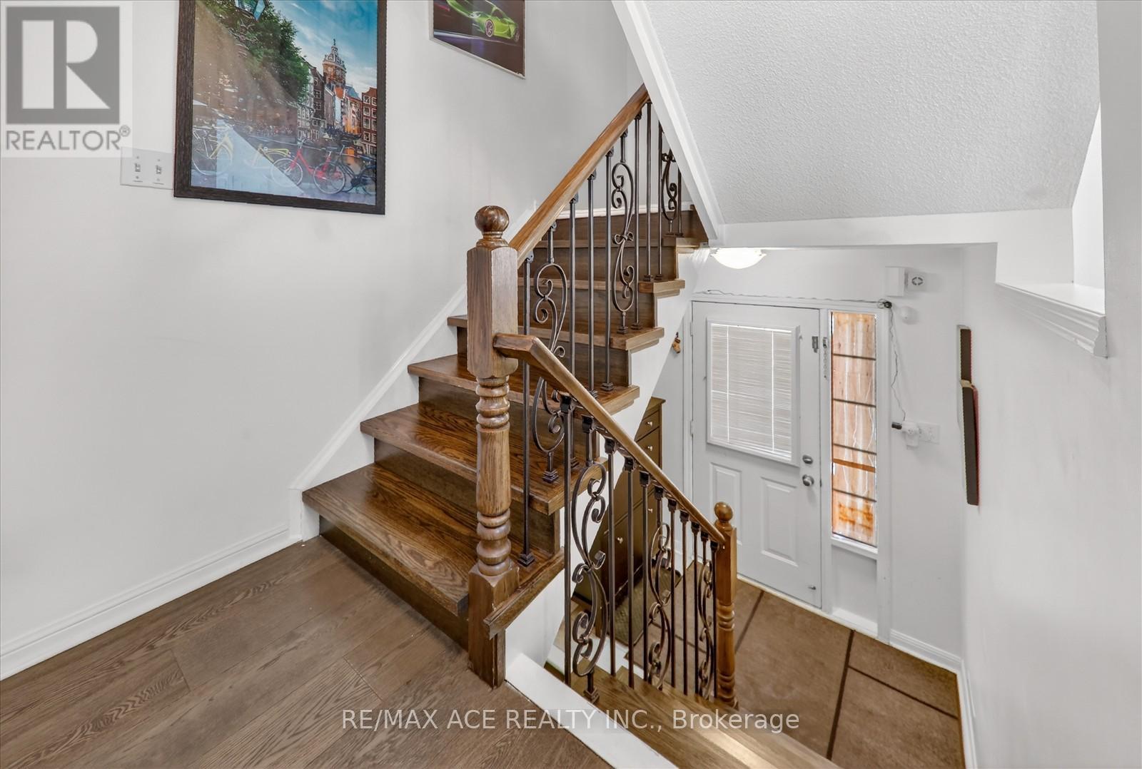 111 Dunlop Court, Brampton, Ontario  L6X 5A6 - Photo 6 - W12737510