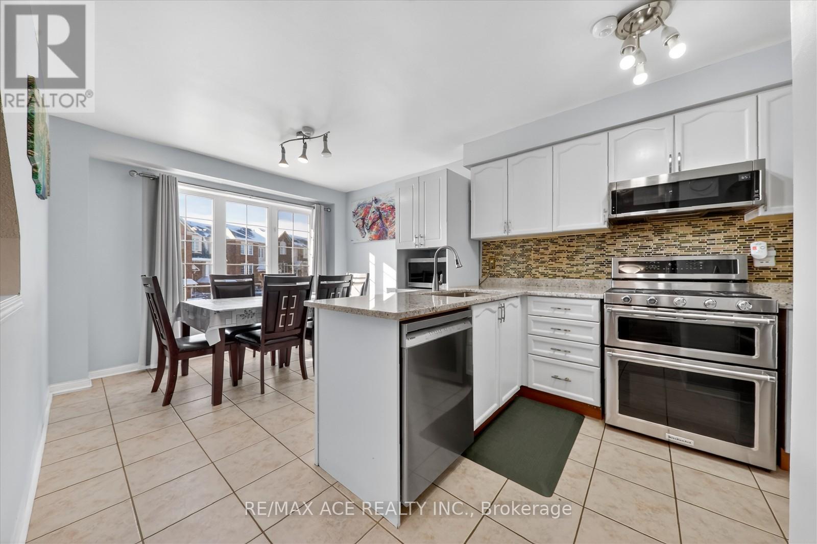 111 Dunlop Court, Brampton, Ontario  L6X 5A6 - Photo 7 - W12737510