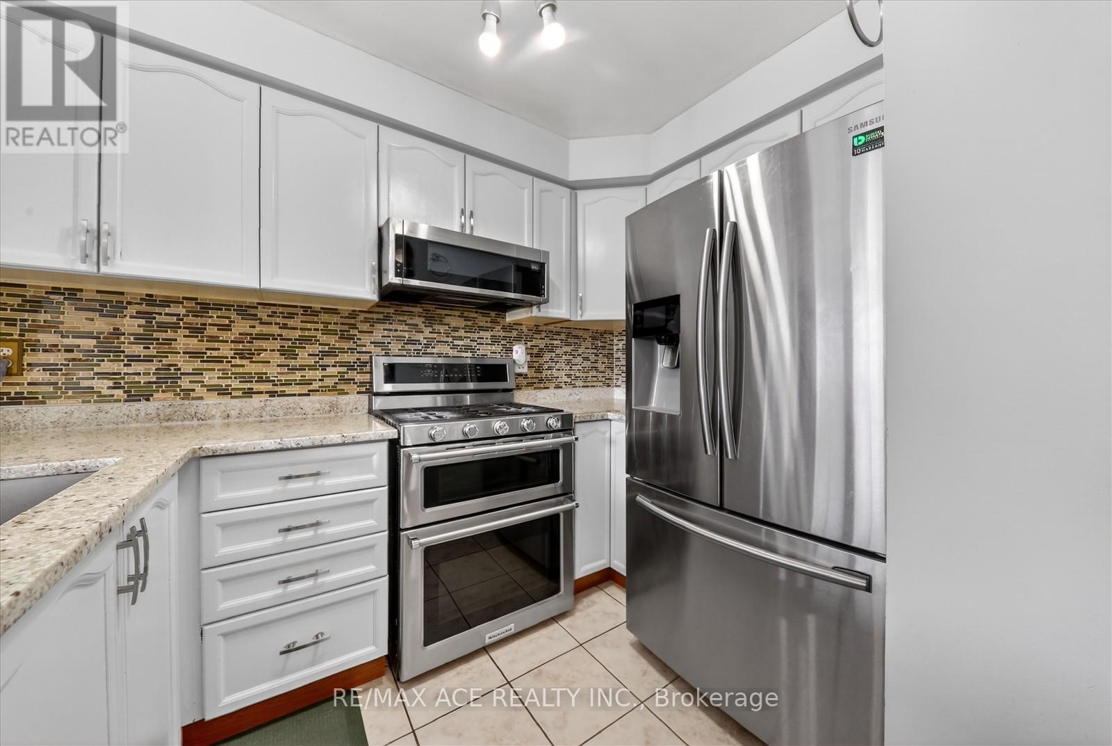 111 Dunlop Court, Brampton, Ontario  L6X 5A6 - Photo 8 - W12737510