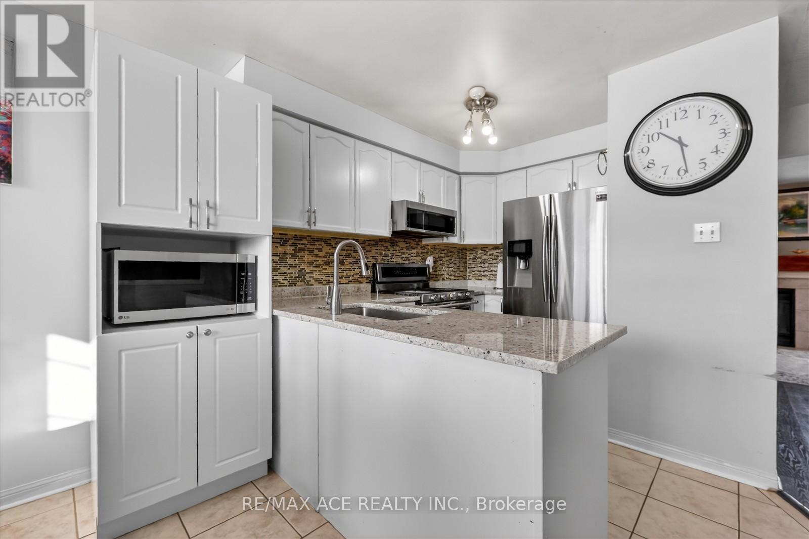 111 Dunlop Court, Brampton, Ontario  L6X 5A6 - Photo 9 - W12737510