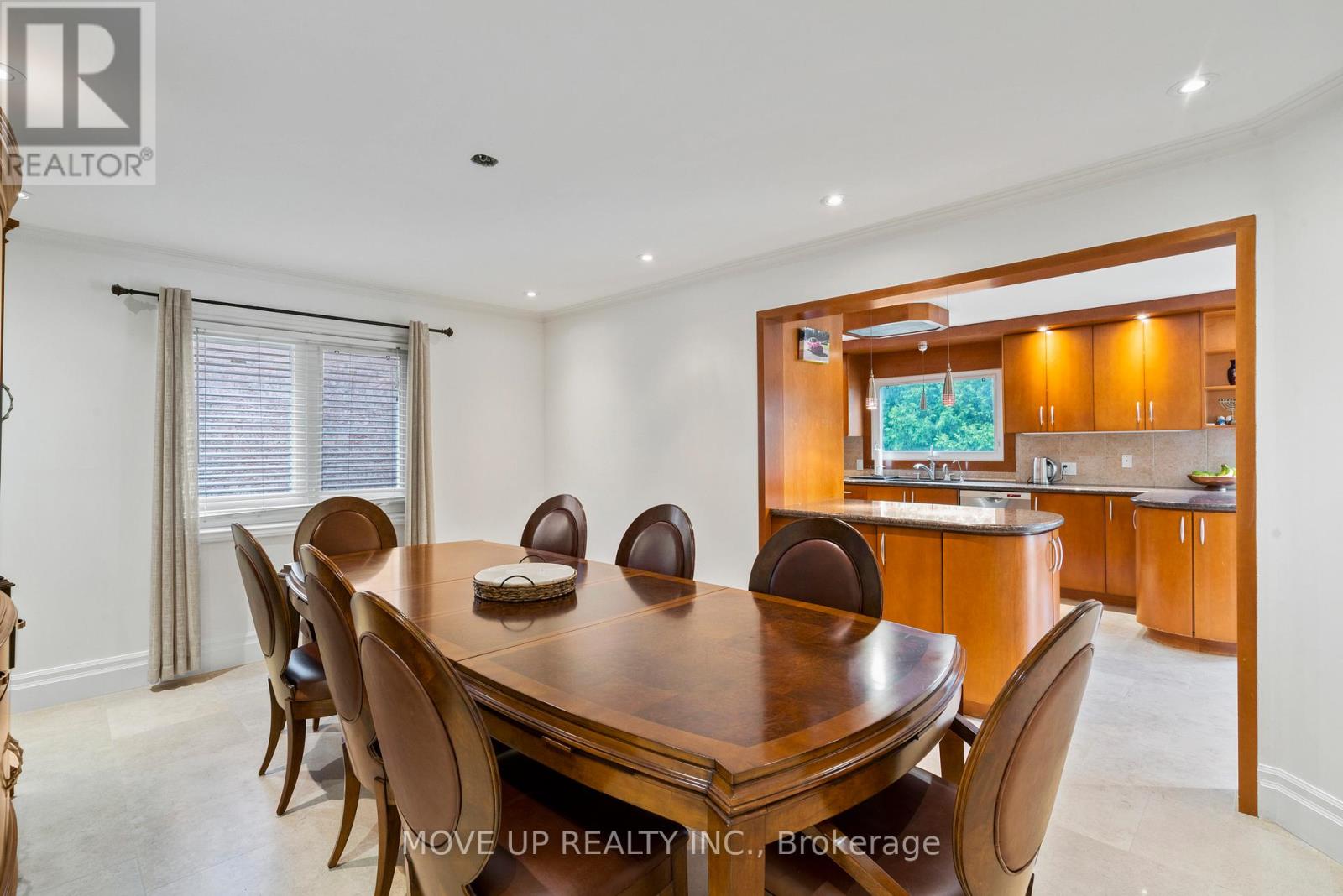 21 Gaby Court, Richmond Hill, Ontario  L4C 8X1 - Photo 11 - N12737600