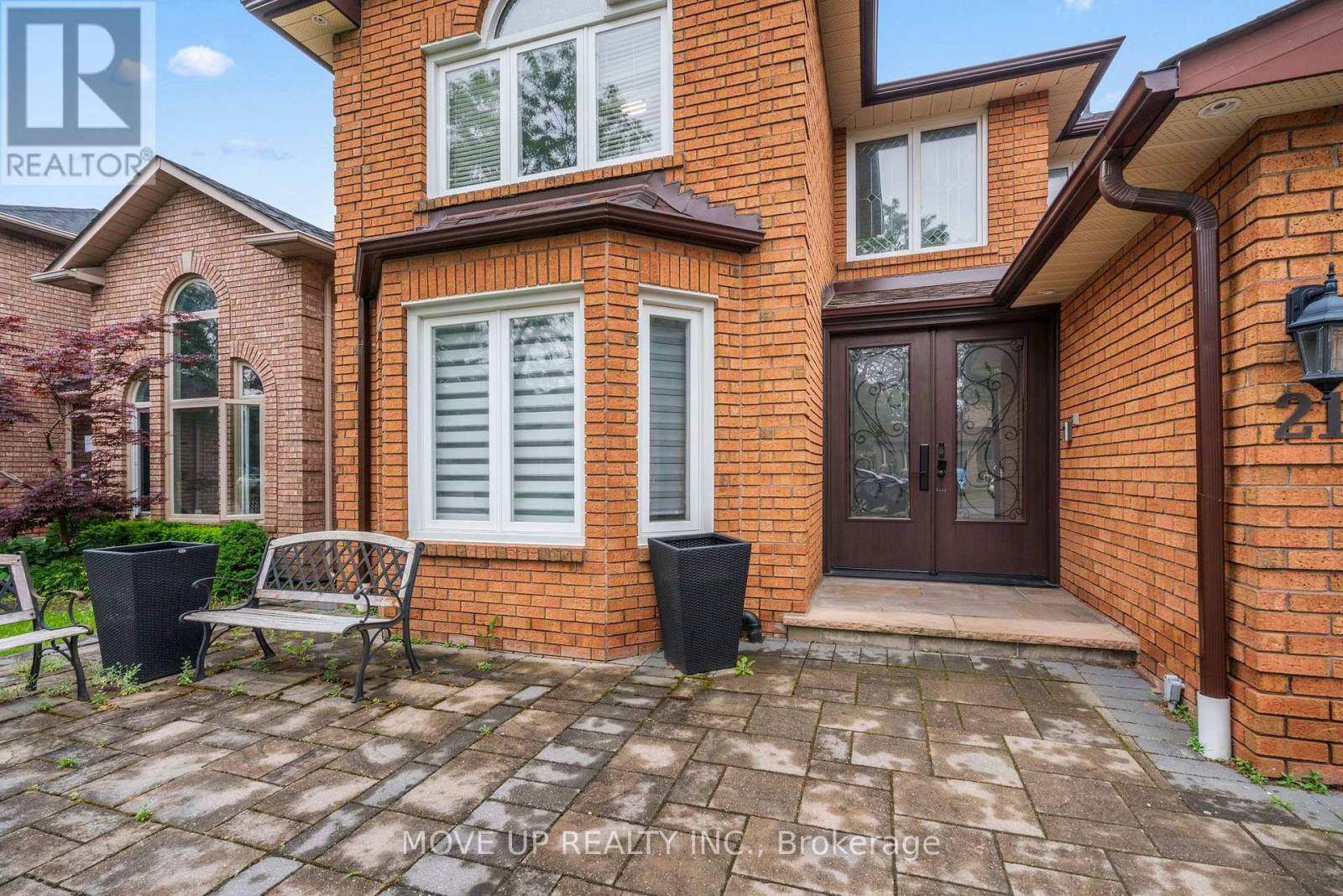 21 Gaby Court, Richmond Hill, Ontario  L4C 8X1 - Photo 3 - N12737600